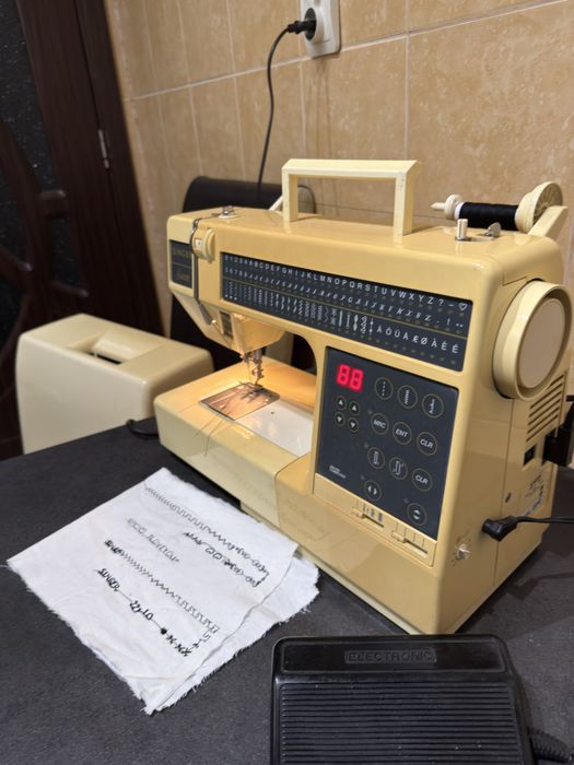 Masina de cusut brodat festonat si butoniere SINGER 2210