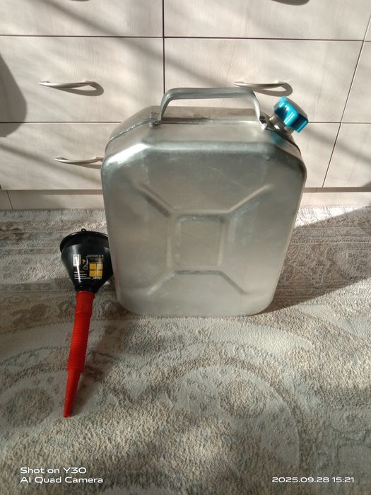 Канистра для бензина.