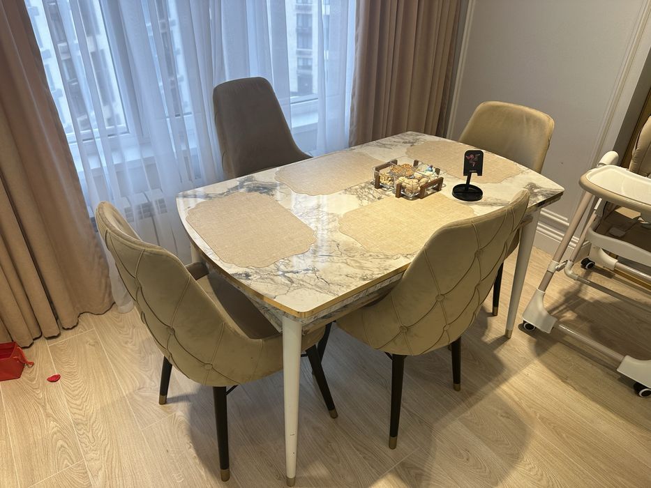 Продается стол со 4 стульями.