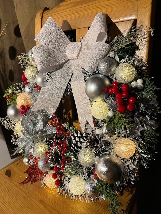Realizez aranjamente de Crăciun lucrate cu grijă și atenție la detali!