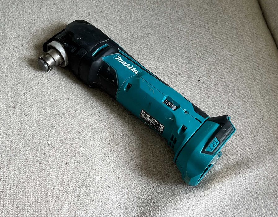 Masina unghiulara multifunctionala Makita  DTM51 pe 18V