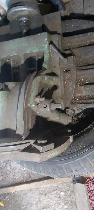 Freza strung masa in T menghina