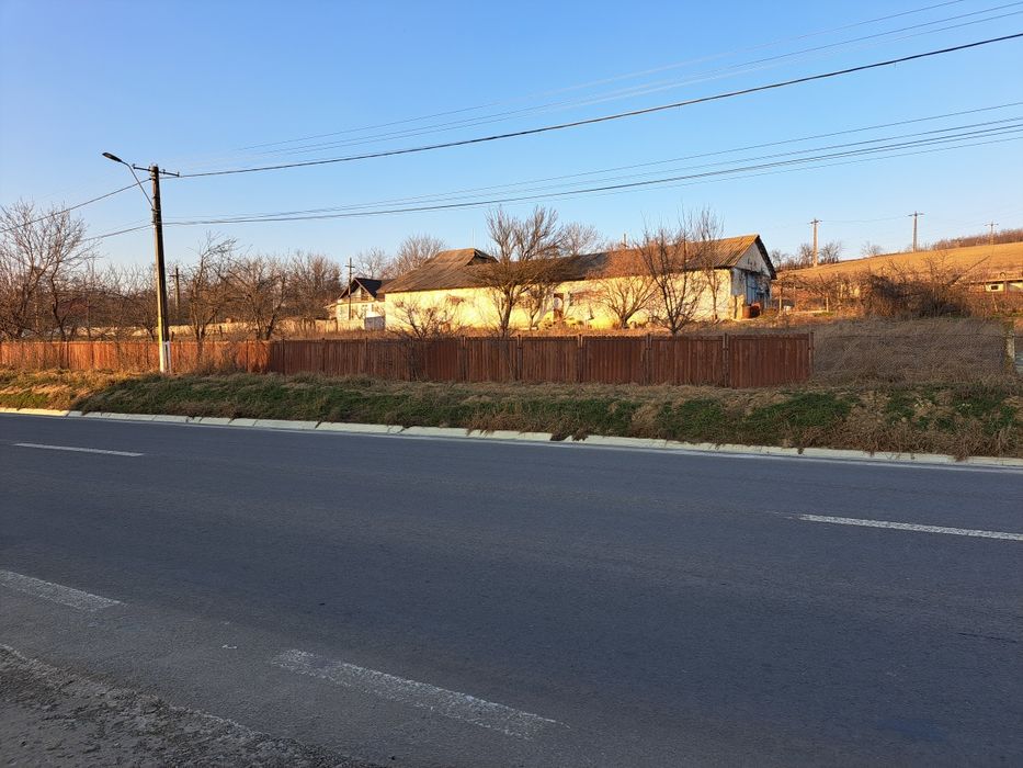 Vand/ Închiriez Teren intravilan + clădire, utilitati- curent trifazic