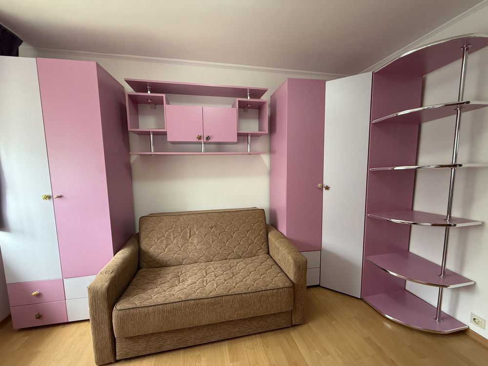 Dormitor complet mobilat – spațios, luminos și modern!