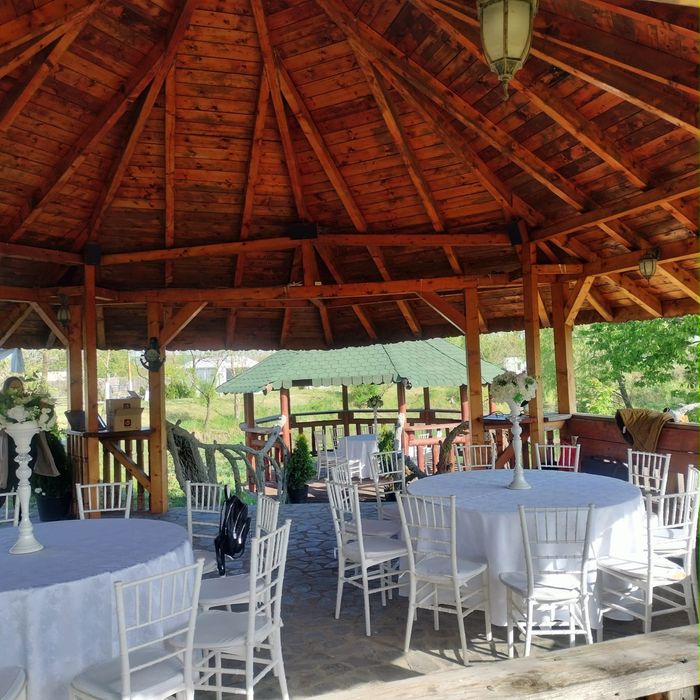 Se închiriază mese rotunde și scaune