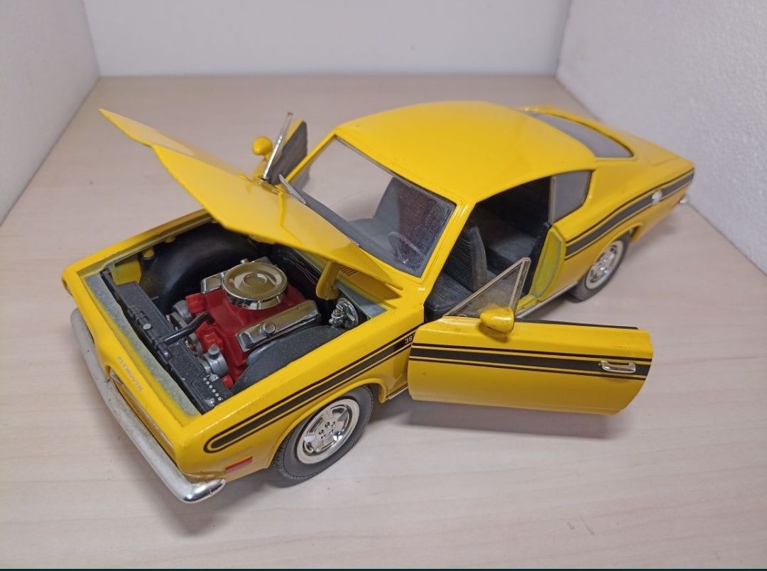 Plymouth baracuda 1969
Scara 1/18
Road Legends 

Pozele reflectă reali