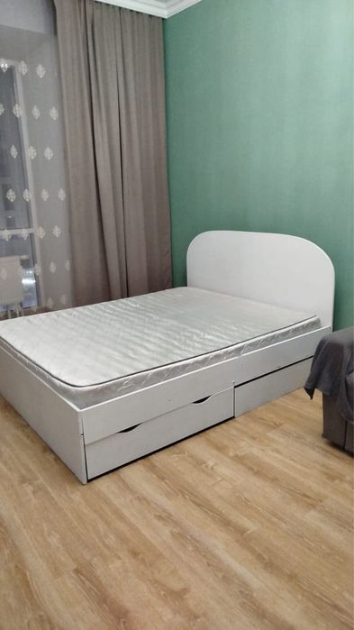 Продам двухспальный кровать с матрасом 160-200