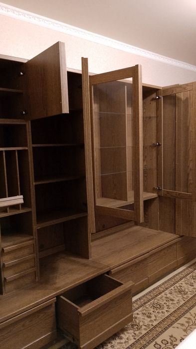 Стенка чистое дерево. Можете под себя цвет переделать