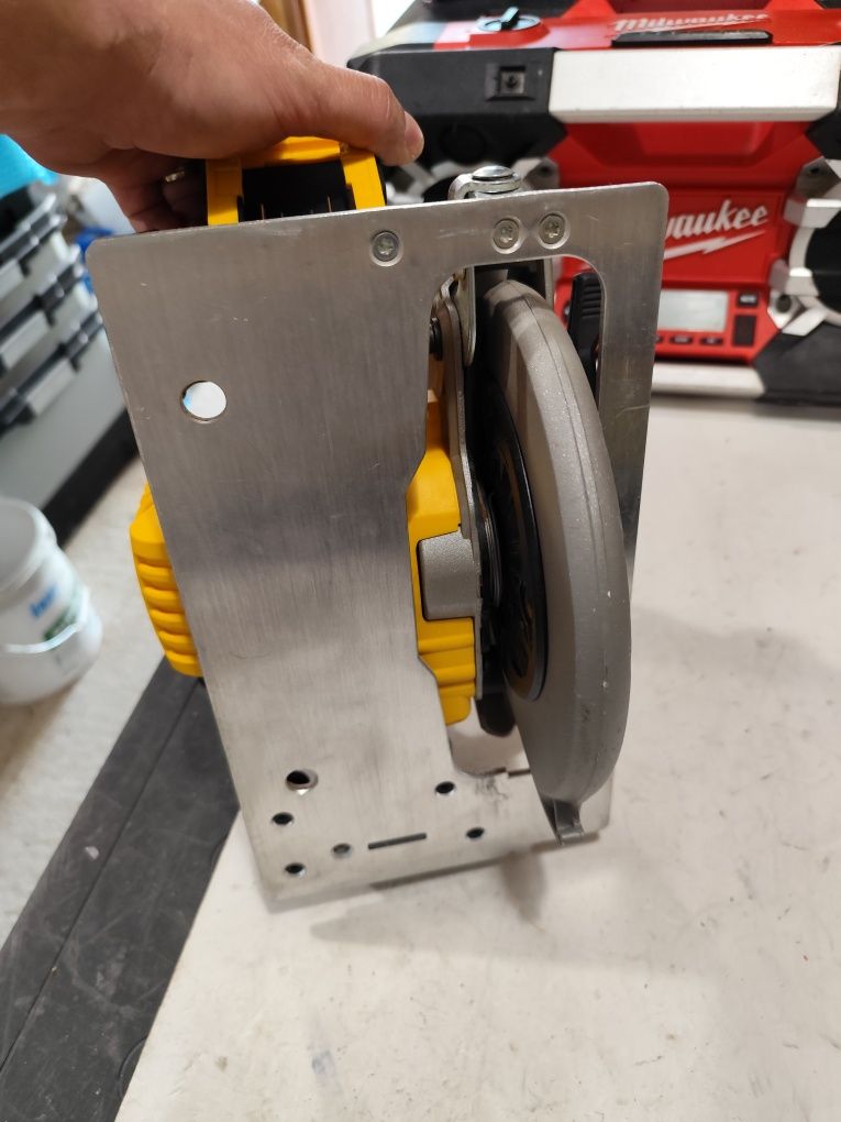 Безчетков акумулаторен ръчен циркуляр Девалт DeWALT DCS 570 184mm