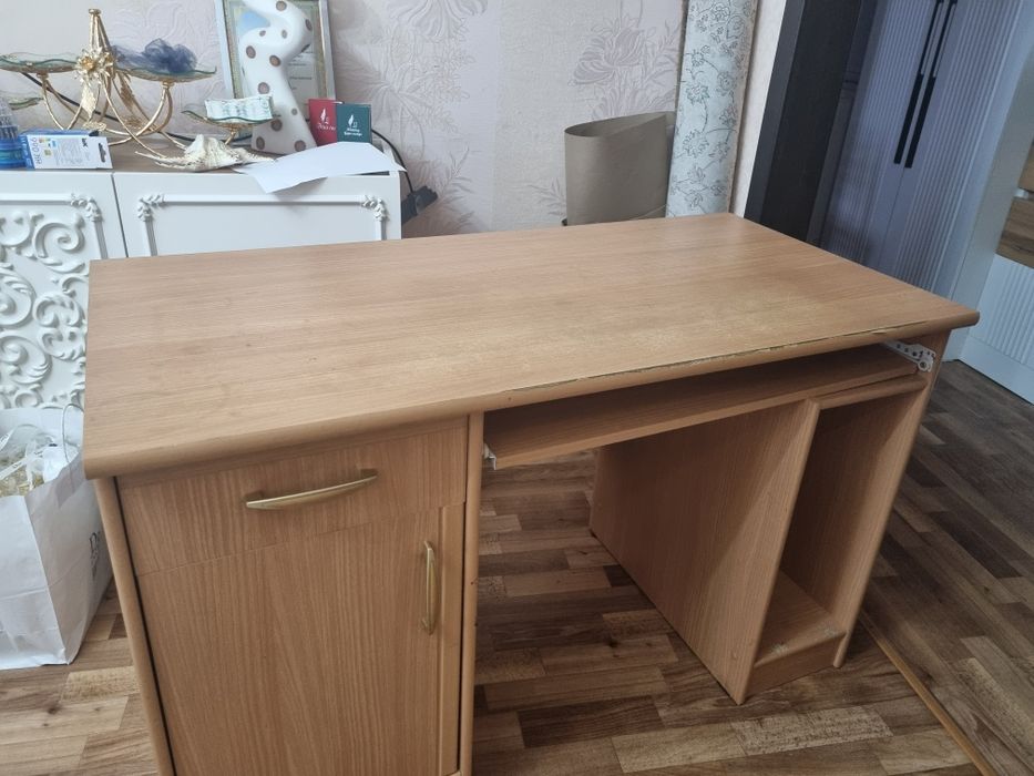 Продам письменный стол.