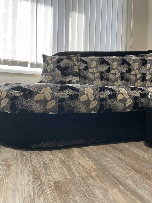 Продавам ъглов диван с таборетки 2 бр