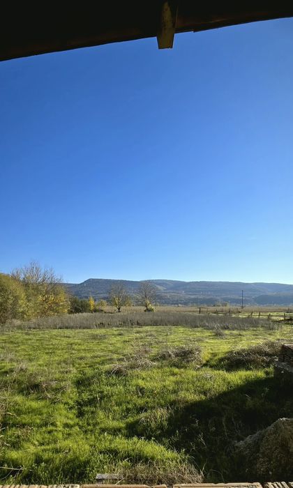 Едноетажна тухлена къща на груб строеж в село Първомайци