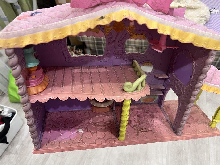 Кукольный дом с мебелью и куклами