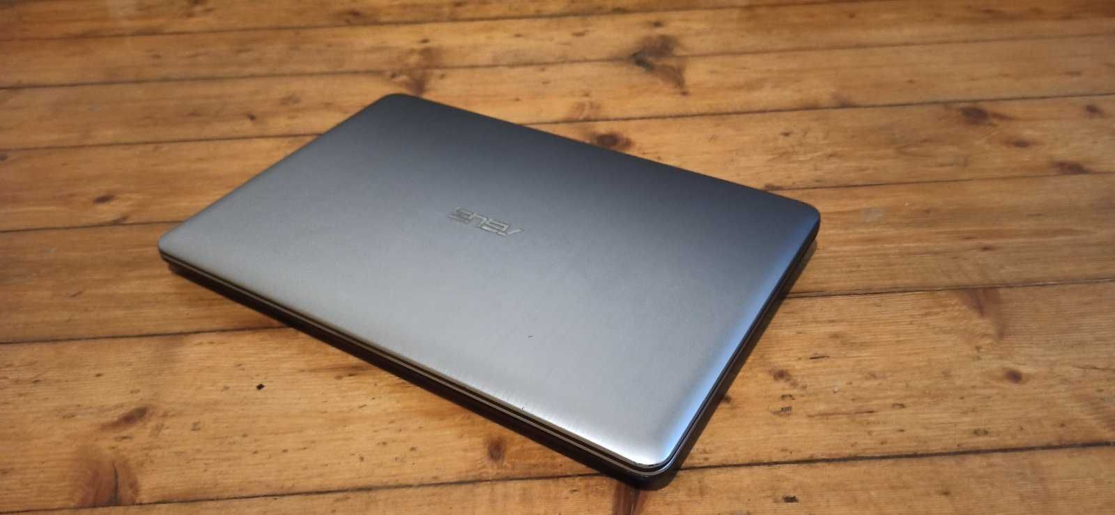 Лаптоп Asus / отличен / SSD ново / батерия 4 часа / четириядрен
