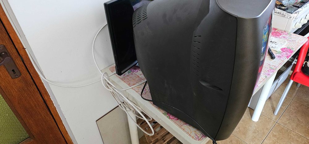 TV Philips  diagonala 56 cm , cu telecomanda .