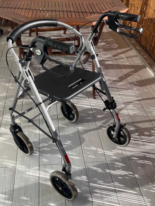 Продавам количка-проходилка възрастни хора,