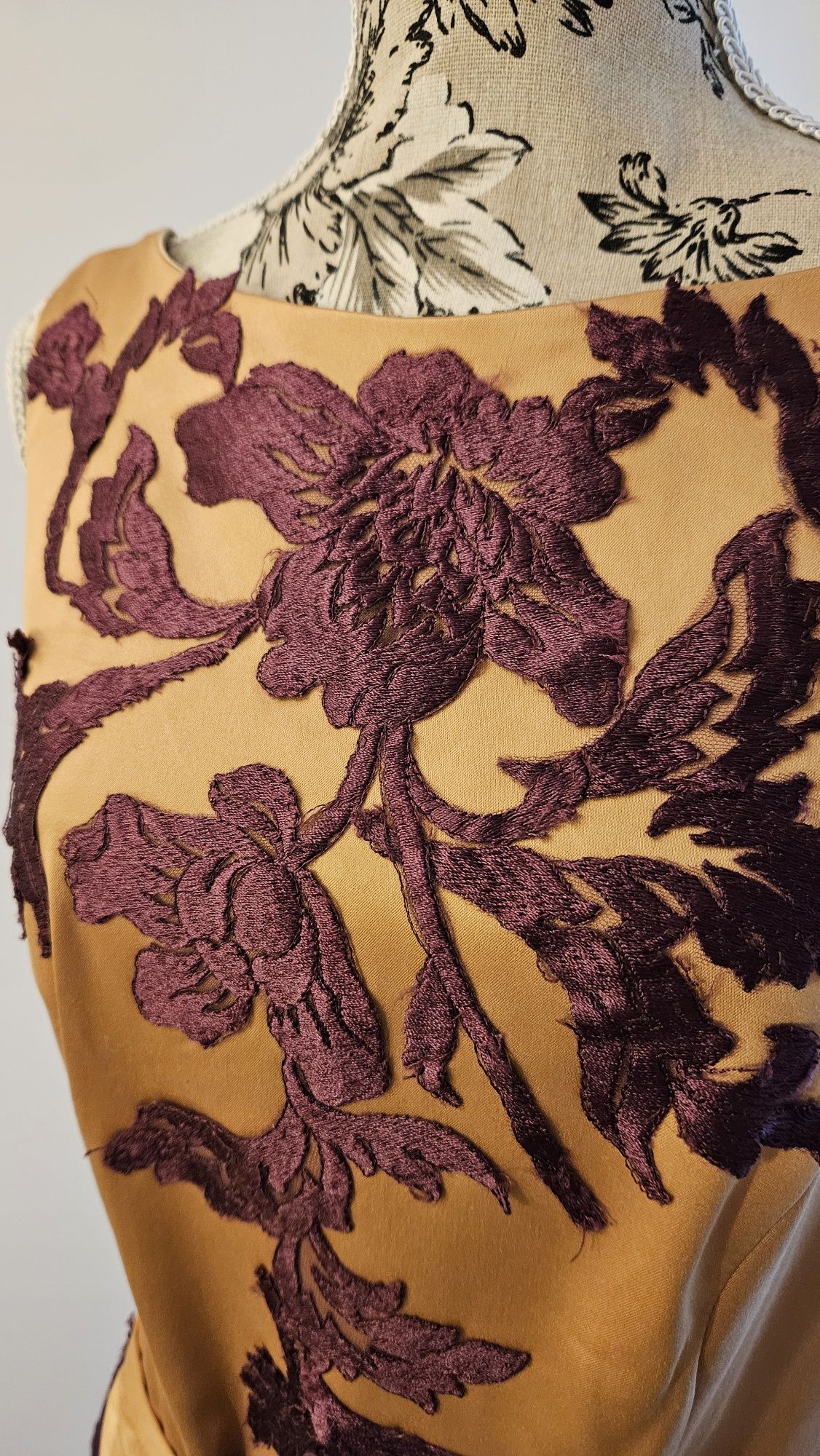 Rochie din tafta aurie cu dantela mov