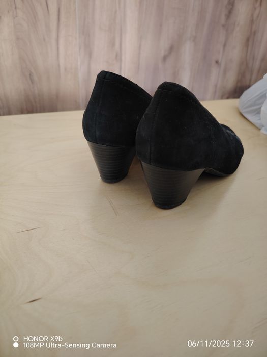 Замшевые туфли на каблуках.