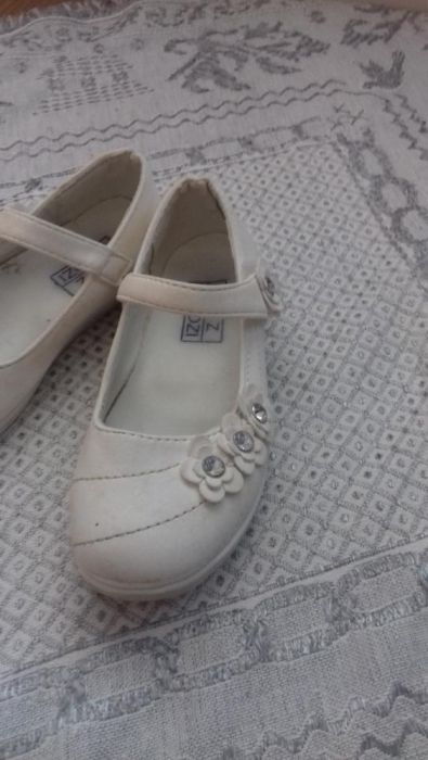 бели обувки