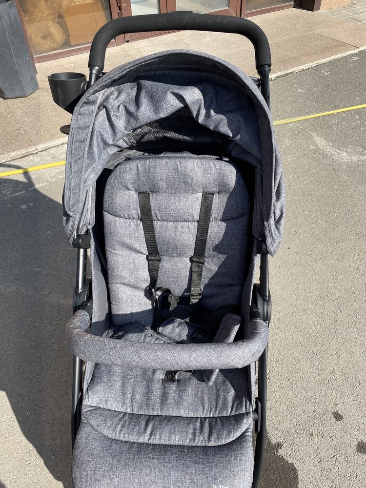 Продам новую детскую коляску Britax