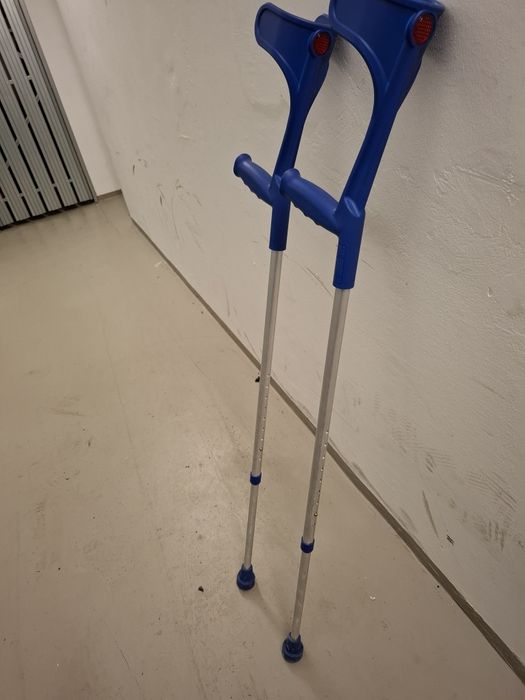 Vând cârje aduse din Germania 100 lei