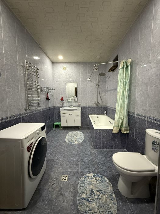 4 sotok, 238 kv yashash maydoni. 40 Let massivda o’z uyimiz sotiladi.