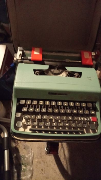 Mașină de scris vintage olivetti lettera 32