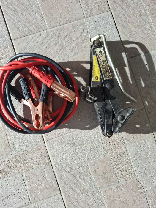 vand  cabluri noi si cric pentru masina.