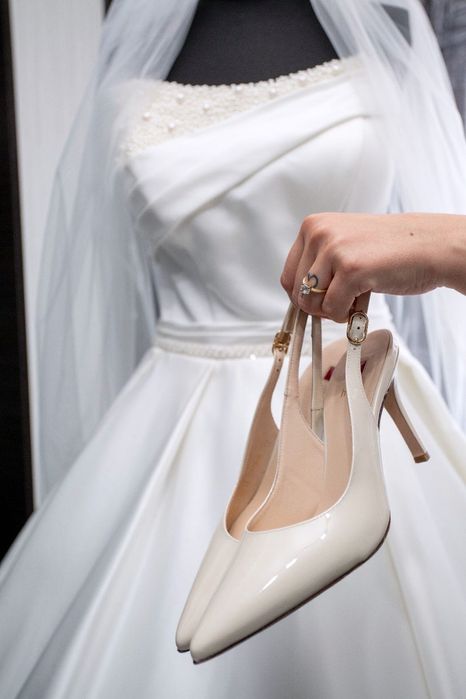 Rochie de mireasă cu trenă si corset reglabil