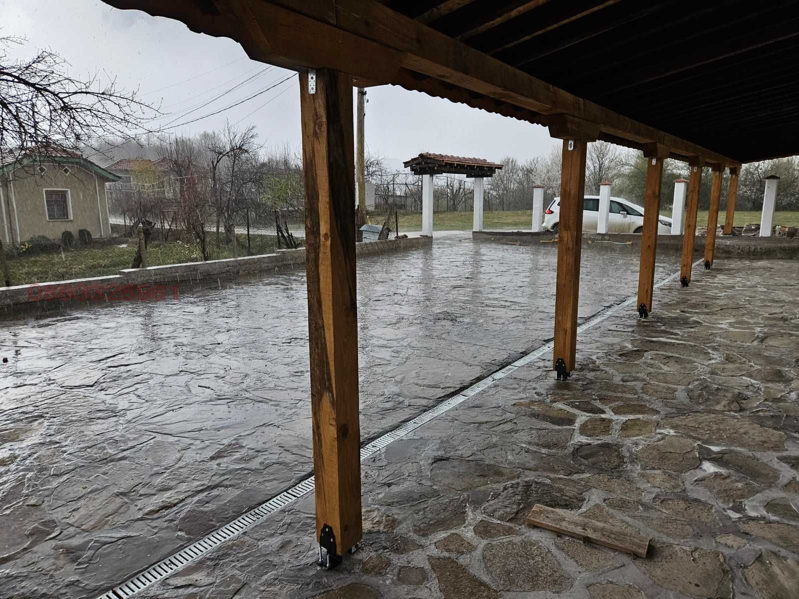 Къща в гр. Априлци, кв. Острец, РЗП 633 кв.м.