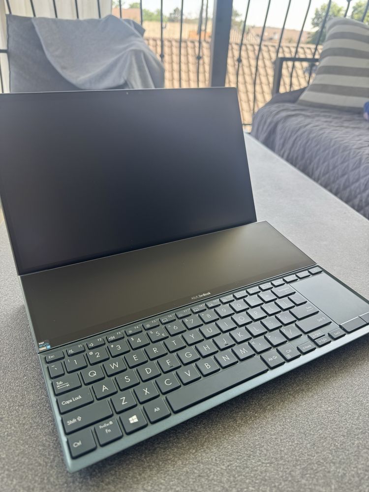 Asus ZenBook Duo 14 cu procesor Intel Core i7 16GB 512GB SSD