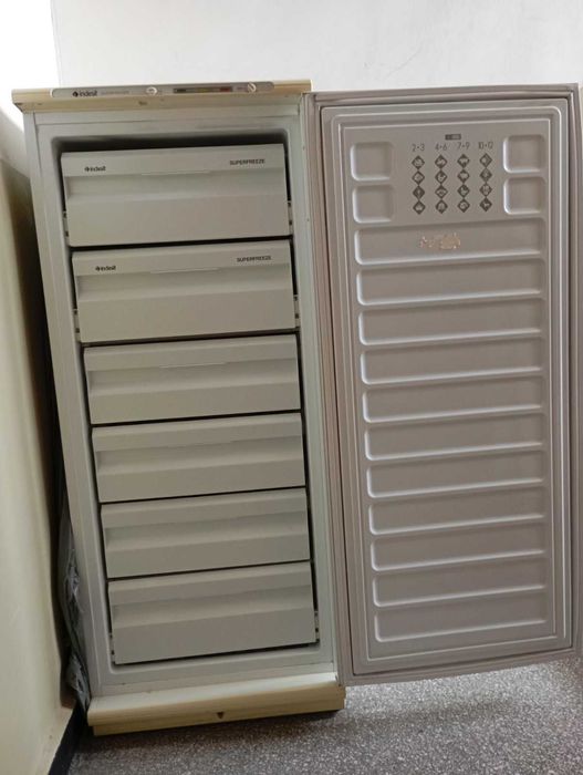 Фризер  INDESIT с чекмеджета