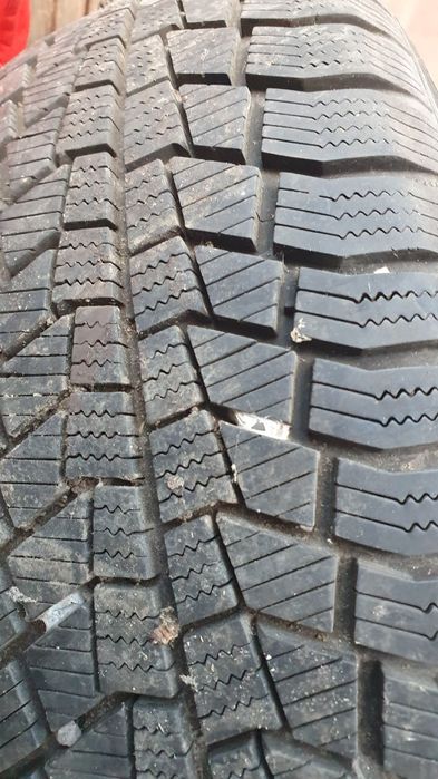 Vând 4 jante cu anvelope (roti) de iarnă 215/60 R17