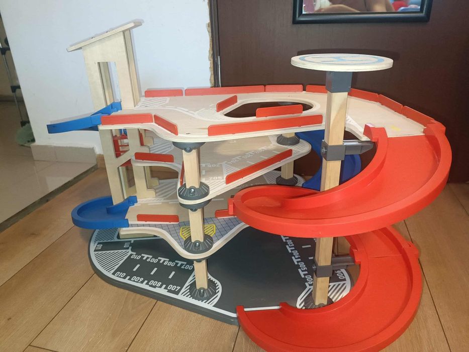 Продавам дървен детски паркинг в отлично състояние.