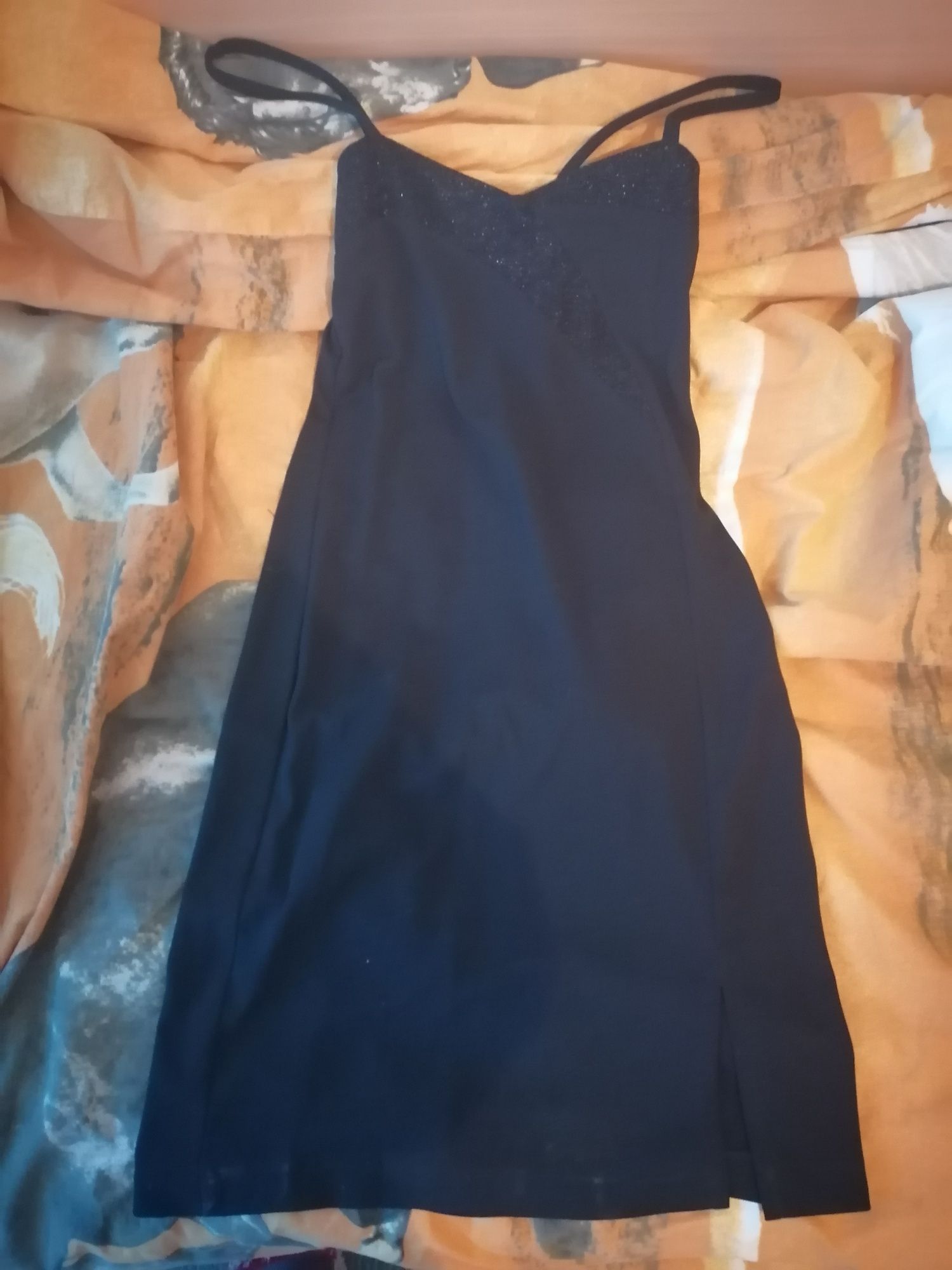 Бална рокля, къса с цепка от лявата страна