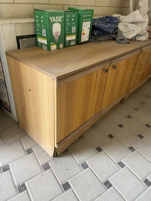 тумбочка (шкаф) сотилади