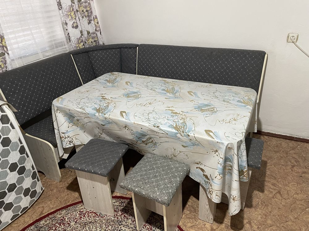 Продаю стол со стульями