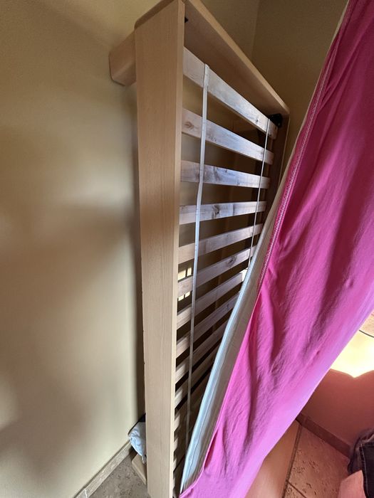 Vând pat pentru o persoana cu saltea.