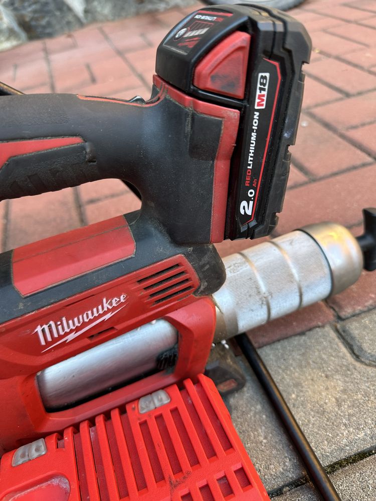 Pistol pentru gresat/gresor Milwaukee M18GG