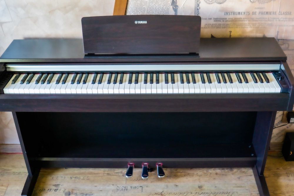 Pian digital YAMAHA Arius YDP 142-Rosewood 88 clape grele, 3 pedale