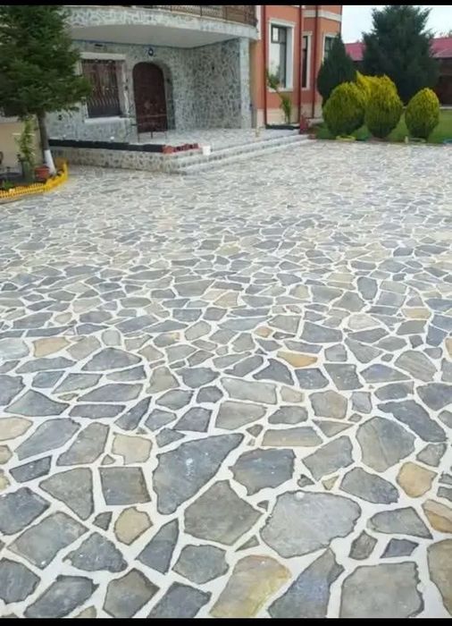 Vindem piatră și montam.