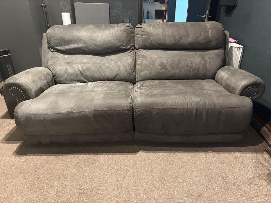 Vând canapea cumpărată de la mobexpert de doi ani