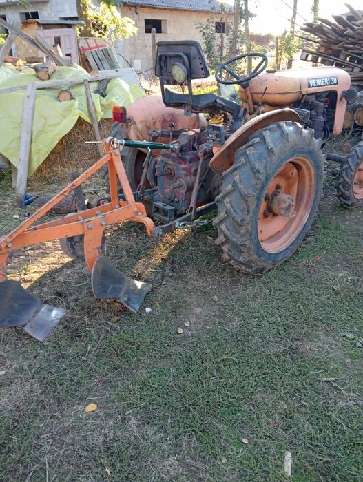 Tractor italian de 30cai cu plug