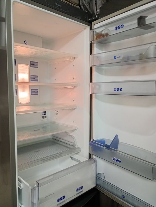 Хладилник с една малка забележка която не пречи ,взимане от място