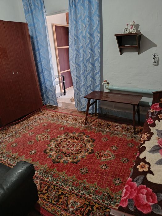 Сдается с хозяйкой комната+кухня ,отдельное помещение.