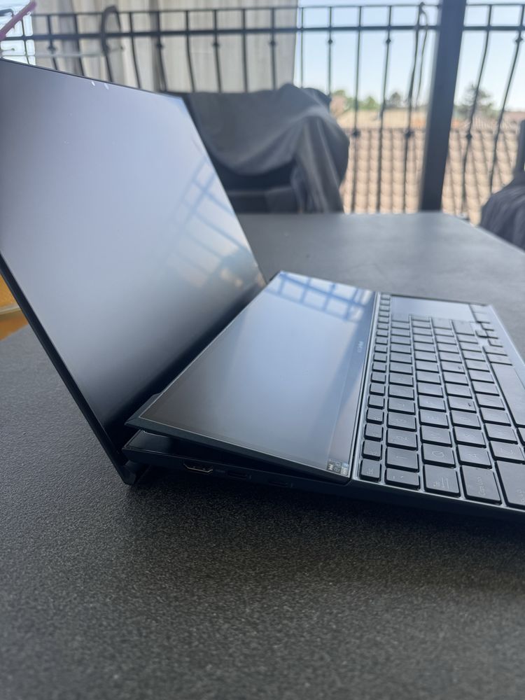 Asus ZenBook Duo 14 cu procesor Intel Core i7 16GB 512GB SSD