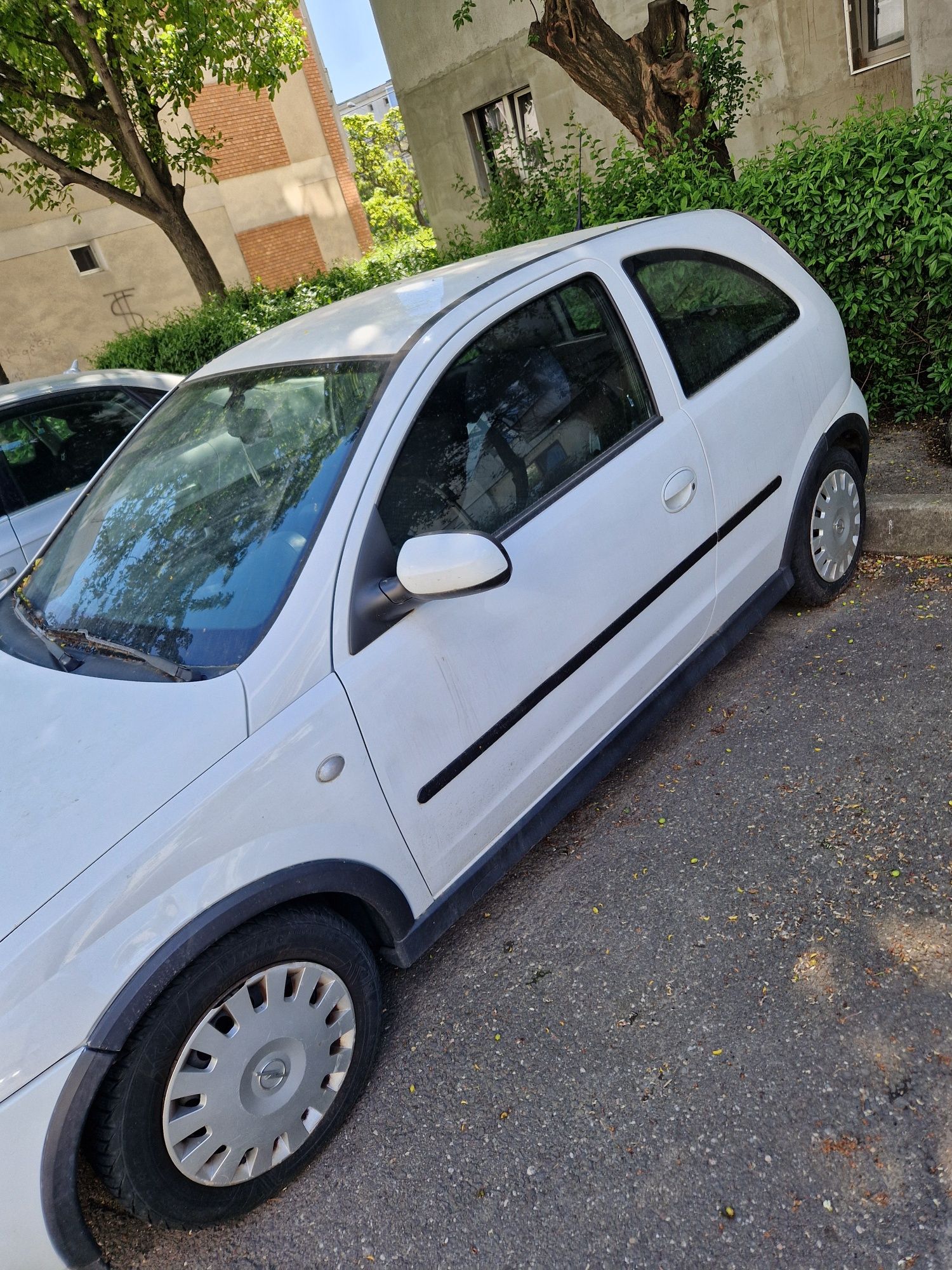 Opel Corsa C albă