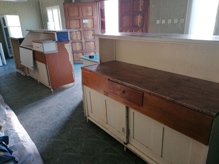 Urgent, vând bar solid, mare si vestiar metalic pt activit. econom.