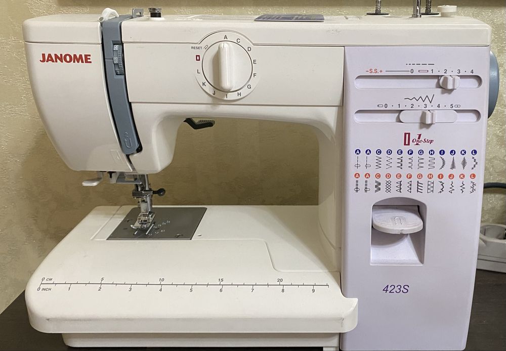 Швейная машина Janom 423S