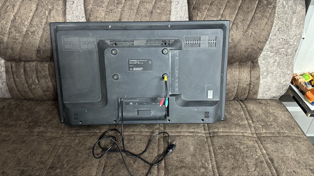 Rosso markasiga mansub, model raqami LHD32D51TS bo’lgan 32 dyumli LCD